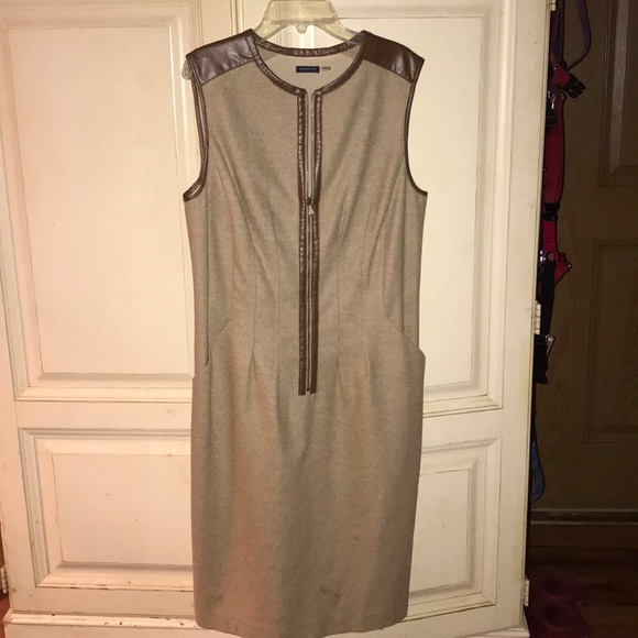 Classic and chic designer wool patterned dress - Picture 1 of 8